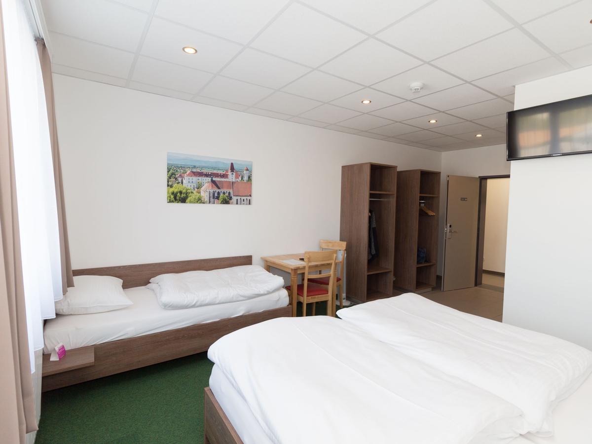 Winbudget "Bed&Breakfast" Wiener Neustadt Exterior foto