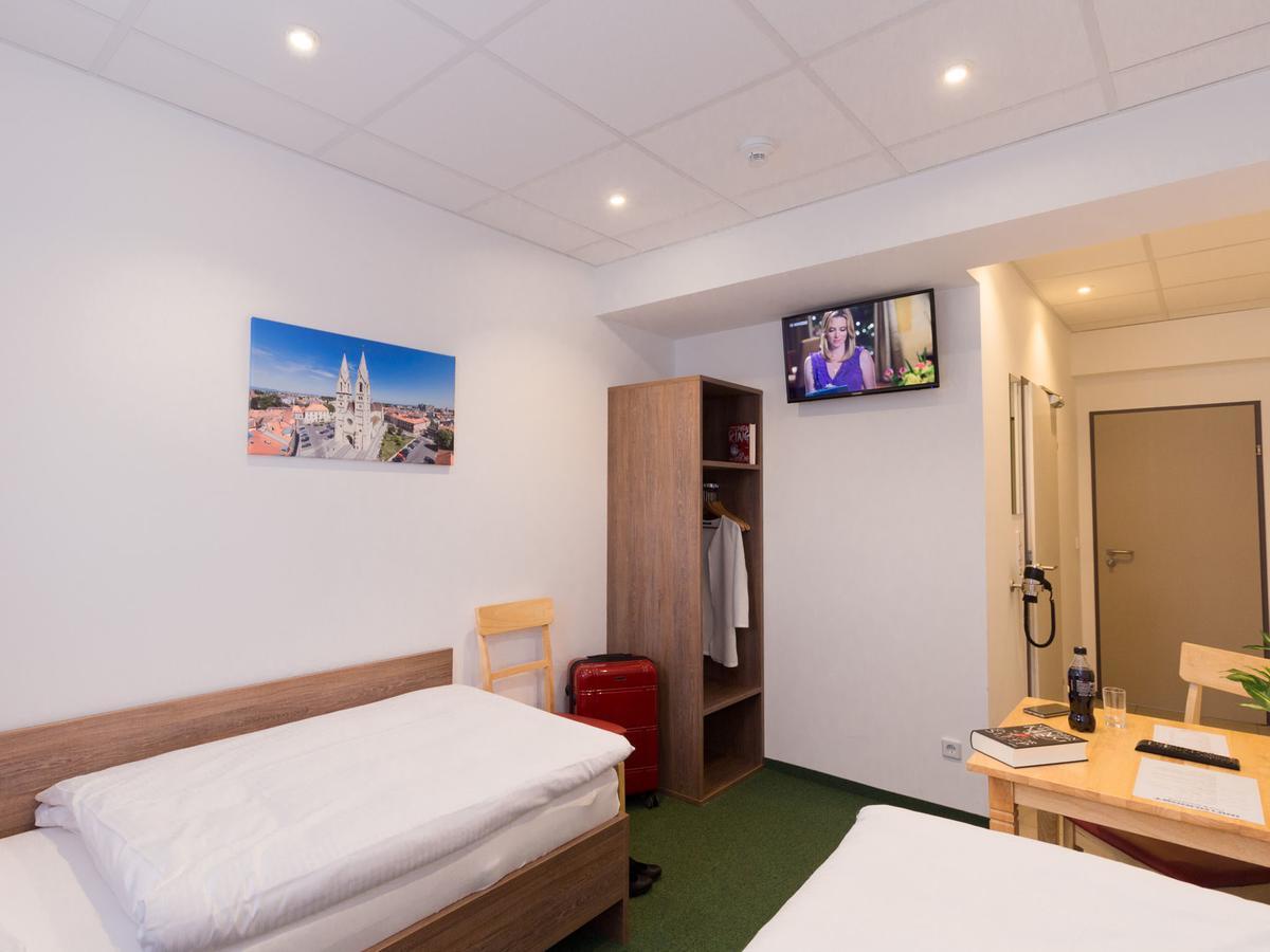 Winbudget "Bed&Breakfast" Wiener Neustadt Exterior foto