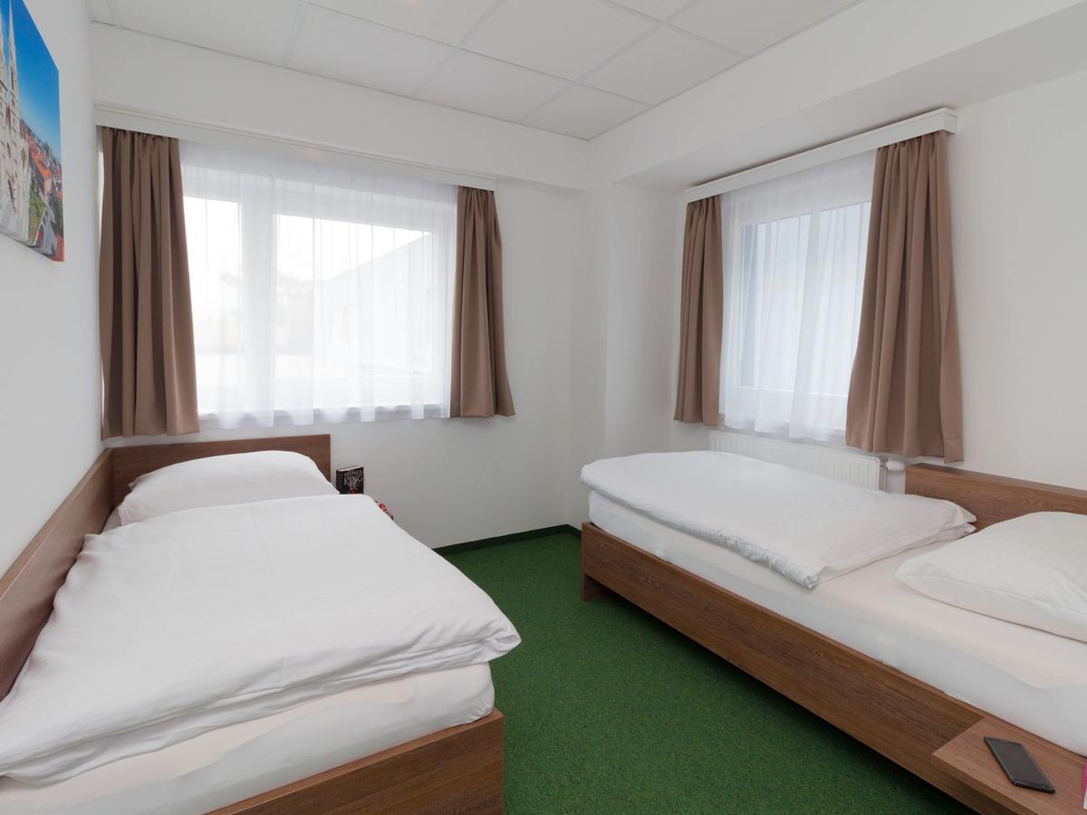 Winbudget "Bed&Breakfast" Wiener Neustadt Exterior foto