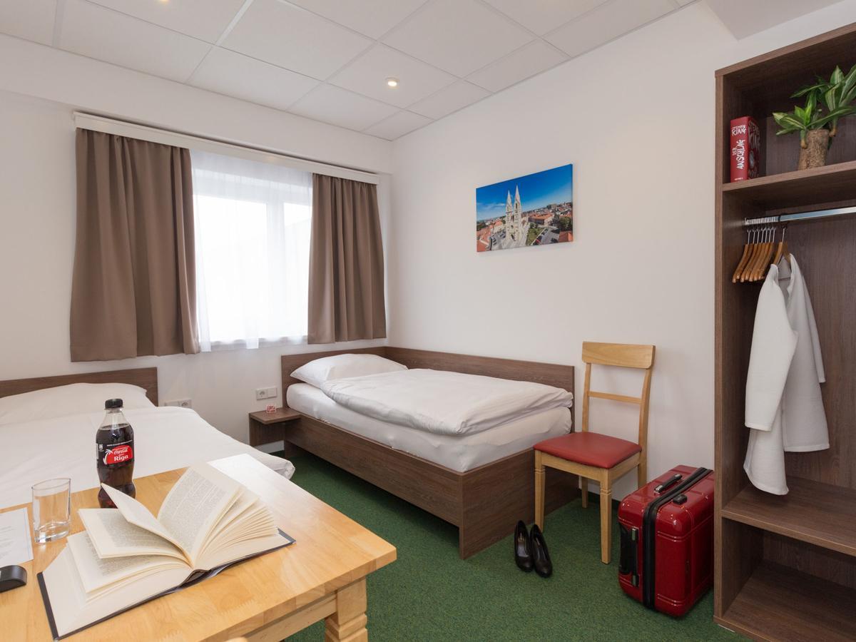 Winbudget "Bed&Breakfast" Wiener Neustadt Exterior foto