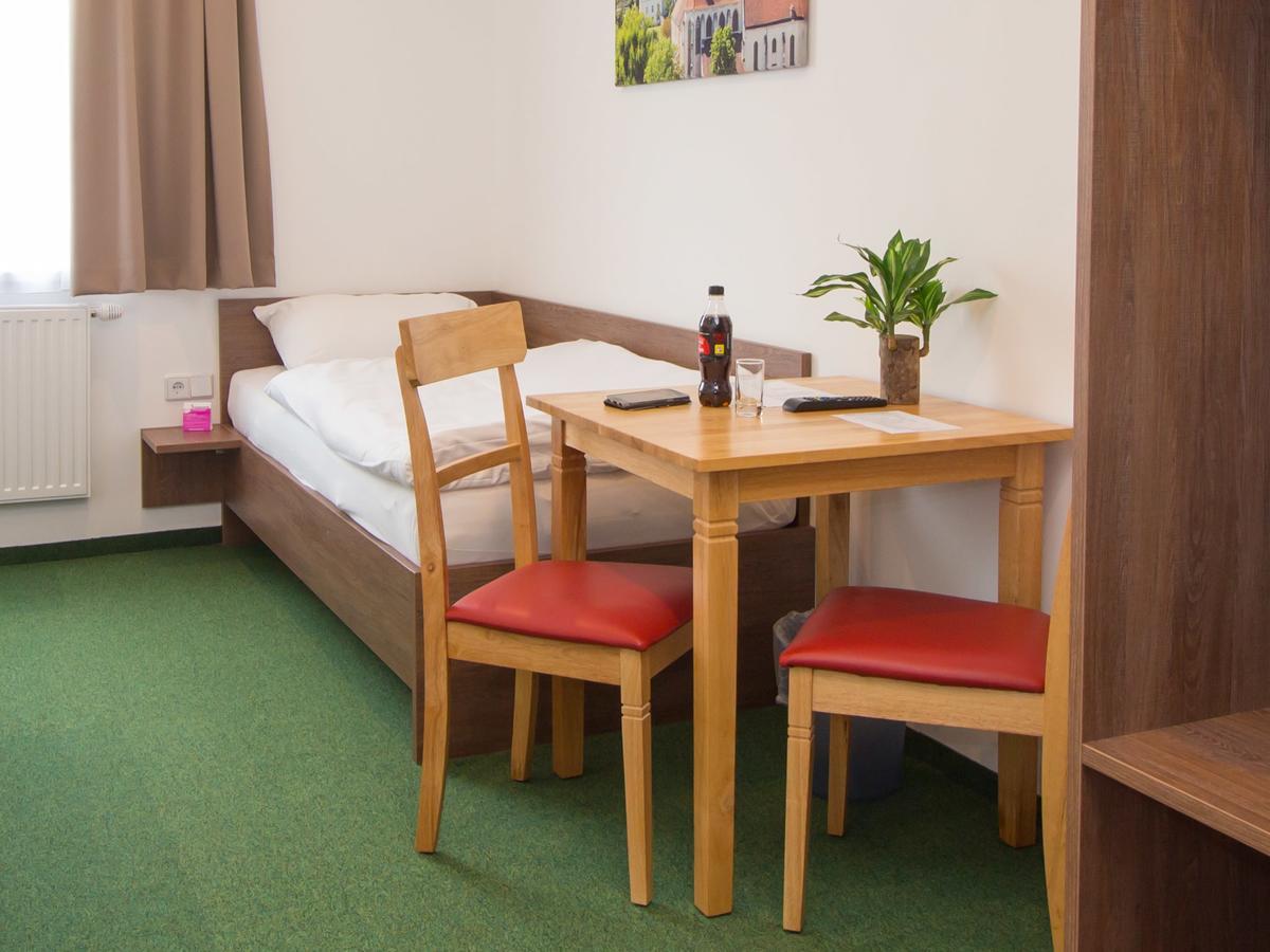 Winbudget "Bed&Breakfast" Wiener Neustadt Exterior foto